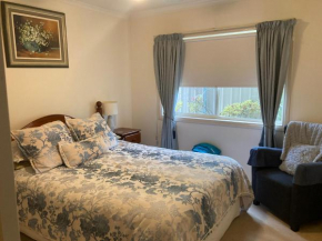 HOME STAY Queen Room with Shared Bathroom